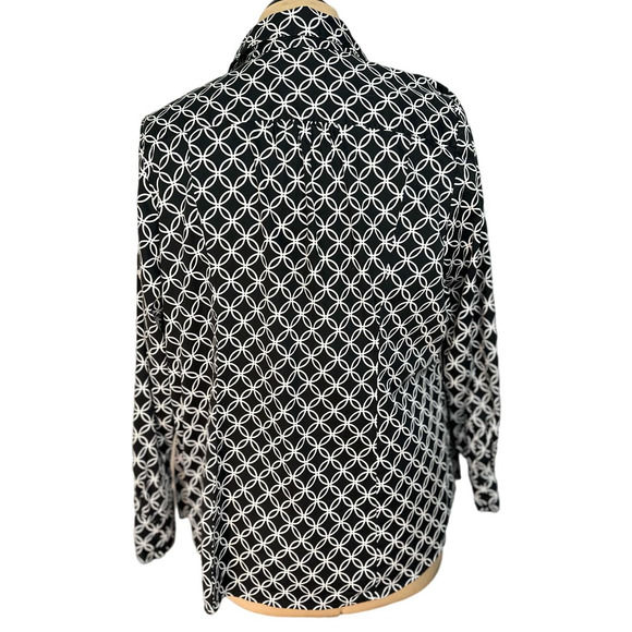 Lane Bryant Black and White Geometric Print Split Neck Button Down Size 20 - Picture 3 of 7